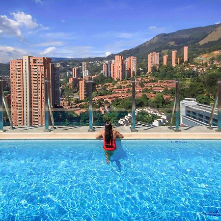 Novotel Medellín El Tesoro Exterior foto View of El Burgo from the swimming pool