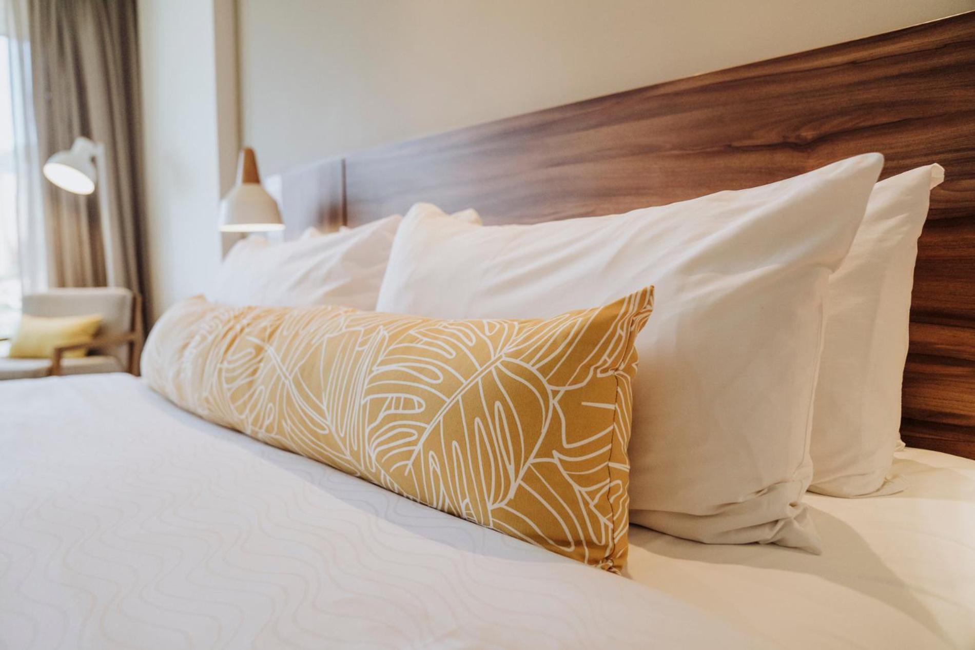 Novotel Medellín El Tesoro Exterior foto A body pillow on a bed