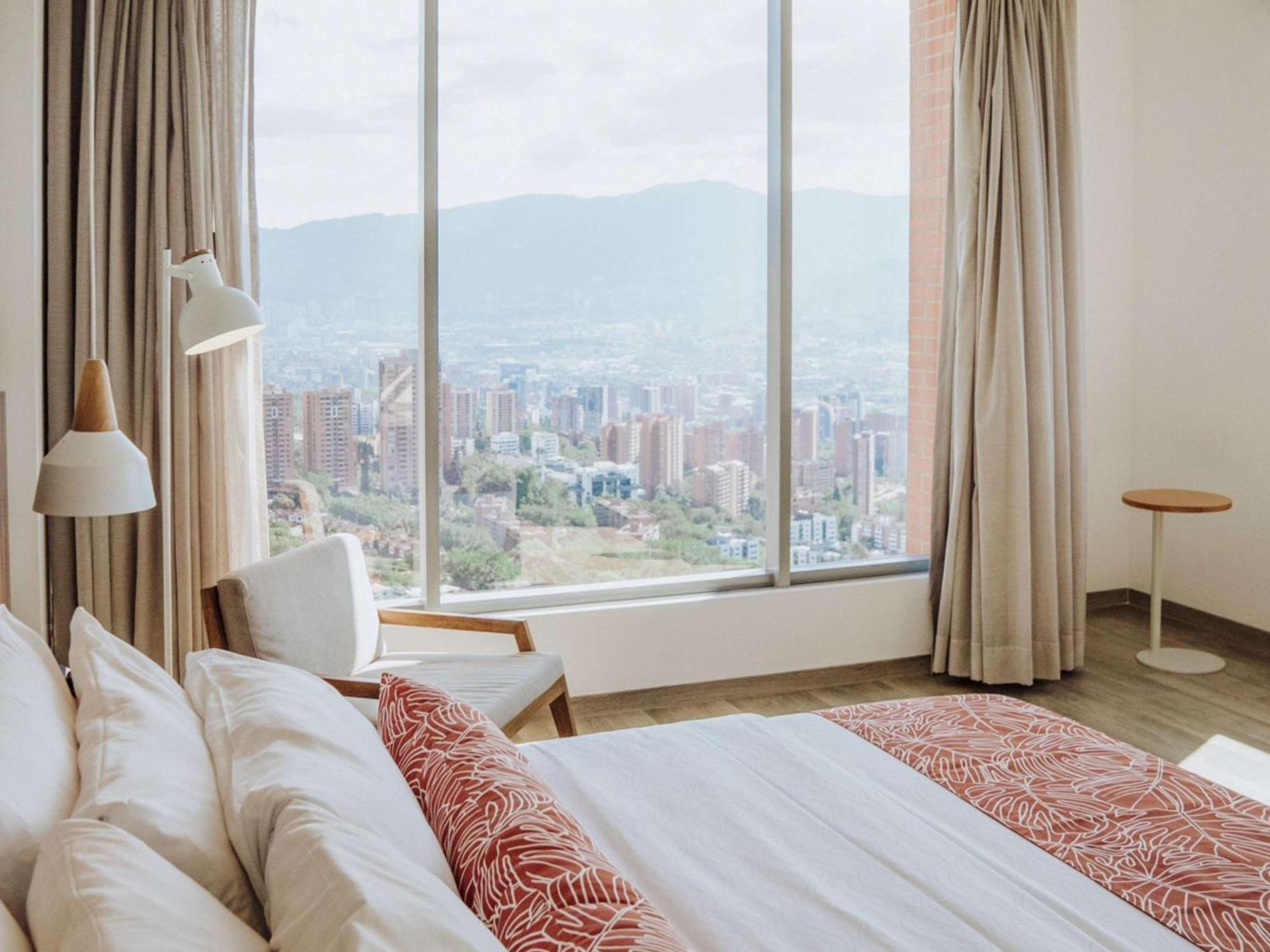 Novotel Medellín El Tesoro Exterior foto A bedroom at the hotel