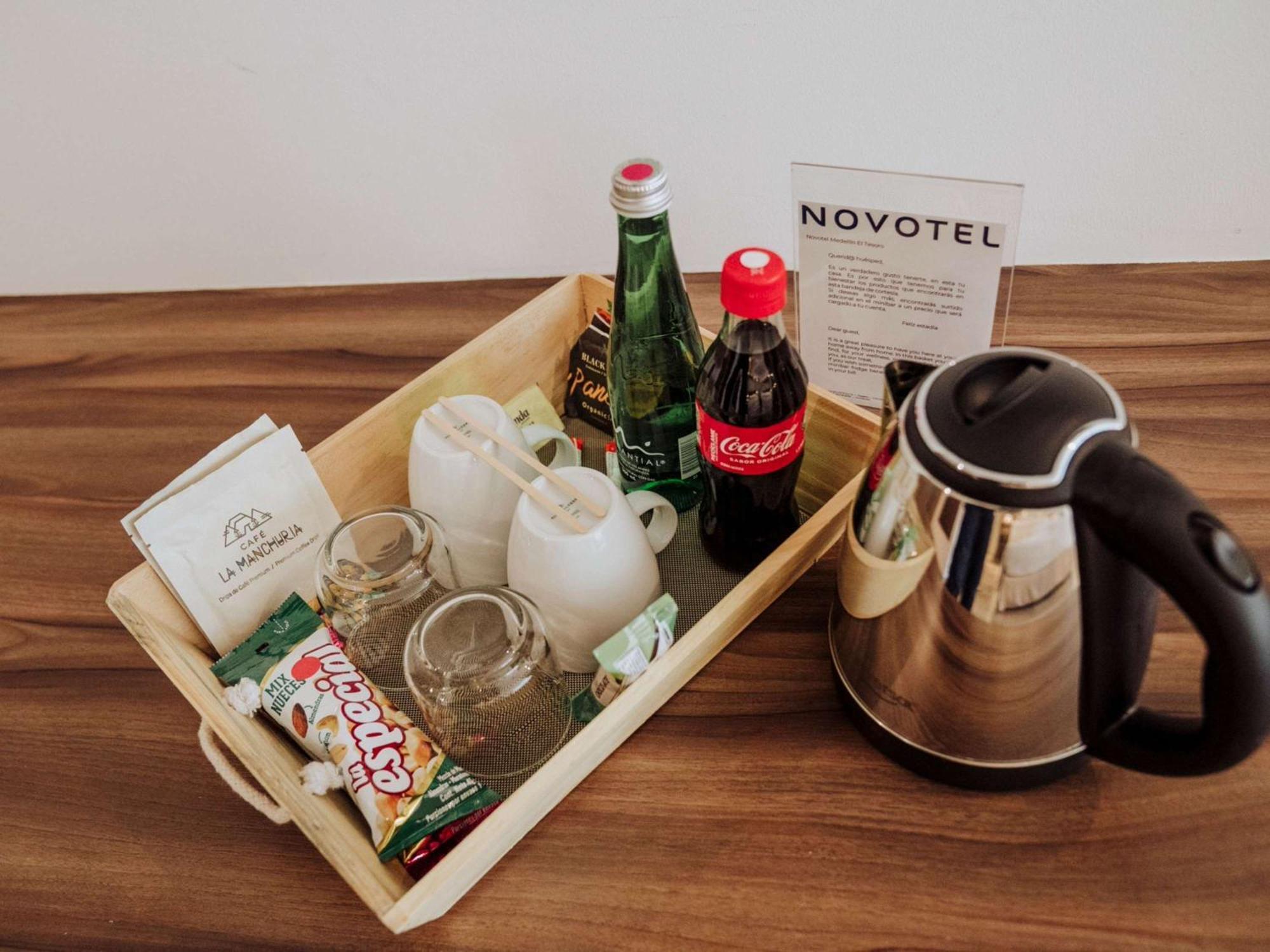 Novotel Medellín El Tesoro Exterior foto A kettle and a tray of snacks and drinks in a hotel room
