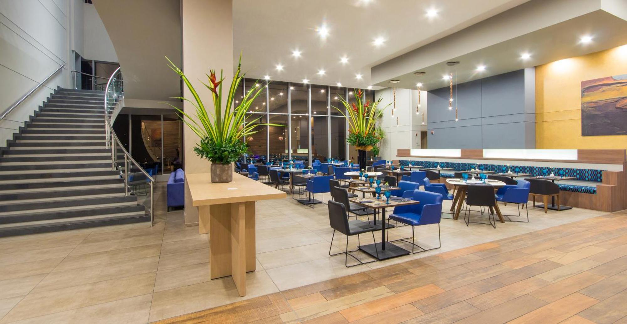 Novotel Medellín El Tesoro Exterior foto The lounge at the airport